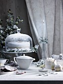 Weihnachtstisch mit Kuchen, Florentinern, Zuckermandeln und Tee