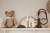Teddybär und Silber Kerzenhalter vor Spiegel neben Vintage Musikinstrument