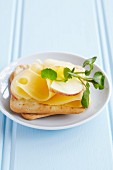 Cream crackers with sliced Emmental, apple and watercress