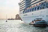 Hamburger Hafen: ein Kreuzfahrtschiff am Anleger Docklands, Blick auf die Elbe in Richtung Övelgönne