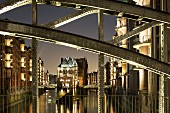 Blick von der Poggenmühlenbrücke auf das Wasserschloss Speicherstadt, zwischen Wandrahmsflleet (re.) und Holländischbrookfleet (li.), Speicherstadt, Hansestadt Hamburg, Deutschland,