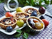 Plum tartlets with icing sugar