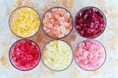 Gefärbter Zucker (gelb, rosa, pfirsichfarben, rot und lila)