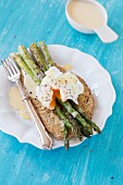 Bread with grilled asparagus and poached egg