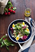 Radieschensalat mit grünem Spargel und Ei