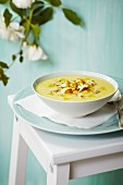 Cauliflower soup with cauliflower florets and spices