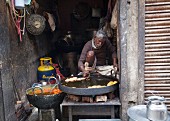 Strassenverkäufer bereitet Jalebi (frittierte Kringel, Indien) zu
