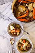 Irish Stew mit Lammschulter, Kartoffeln, Karotten, Zwiebeln und Erbsen (Emerald Isle, Irland)