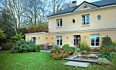Französisches Landhaus, Gartenseite mit Terrasse und Wasserbecken