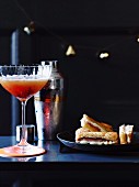 Amaro und Rye Cocktail, dazu gebratene Mortadella-Sandwiches