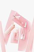 Parfumflakons in Rosétönen auf rosa Deko