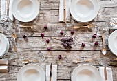 Herbstlich gedeckter Tisch mit Weingläsern und lila Blumen