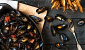 Mussels in a Creole tomato sauce with chips