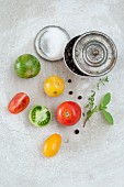 Bunte Tomaten, Salz, schwarzer Pfeffer, Salbei und Thymian
