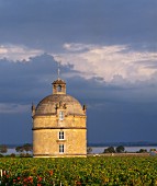 Der Pigeonnier von Château Latour vor der Mündung der Gironde (Pauillac, Gironde, Frankreich)