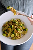 Chicken strips with Brussels sprouts and cashew nuts