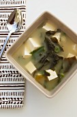 Misosuppe mit Tofu und Algen (Draufsicht)