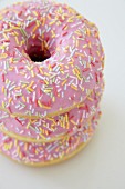 Pinkfarbene Doughnuts mit Zuckerstreuseln