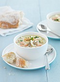 Seafood chowder with white bread
