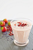 Strawberry-yoghurt smoothie with lavender and goji berries