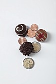 Symbolbild Gourmet-Investition: Pralinen und Geld