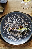 Schweinebauch mit Auster, Kimchi, Kapernblättern und Rettich im Restaurant 'Konstantin Filippou', Wien