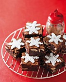 Brownies with cola-soaked raisins and snowflake decorations