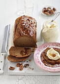 Lebkuchen mit Clotted Cream und Pecannüssen