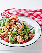 A colourful salad with prawns