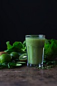 Grüner Smoothie mit Kiwi, Limette und Gurke