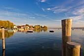 Boote treiben bei Allensbach im Obersee