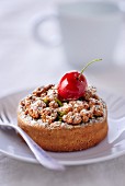 Cherry and pistachio tartlet with crumbles