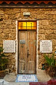 Eine Holztür zur Synagoge im Stadtviertel Neve Zedek, Tel Aviv