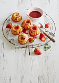 Mini-Zitronenkuchen mit Erdbeersauce