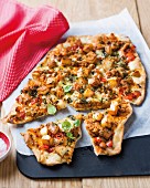 Reste-Pizza mit Chili con Carne und Kartoffeln