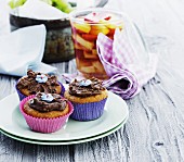 Cupcakes mit Schokoladencreme und Zuckerblumen fürs Picknick