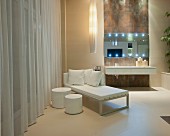 Moderne Tagesliege und Hockerin Weiß vor Pendelleuchte und Waschtisch in luxuriösem Bad