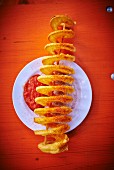 Spiral-cut potatoes with curry and ketchup