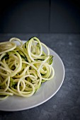 Raw, spiral-cut courgette