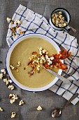 Cream of cauliflower soup with bacon and popcorn (seen from above)