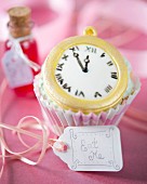 An Alice In Wonderland cupcake with a fondant clock