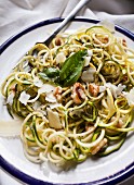 Courgette noodles with pesto, walnuts and Parmesan cheese