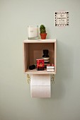 DIY Wandregal aus kleiner Holzkiste mit angehängter Kette als Halter für Toilettenpapier