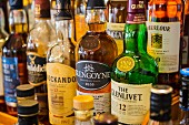 Verschiedene Whiskeyflaschen in einer Bar