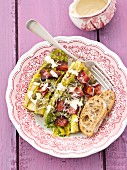 Cäsarsalat mit gegrilltem Römersalat, Speck, Kapern und Parmesan