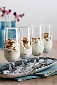 Sahnedessert mit Spekulatius in Gläsern