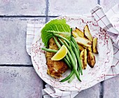 Breaded veal escalope with fried potatoes and green beans
