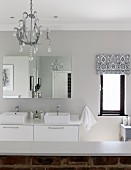 Weisses modernes Waschtischmöbel mit zwei Waschbecken und Spiegelschrank in modernem Landhausambiente mit unverputzer Brüstung