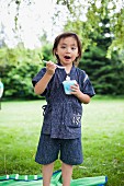 Asiatisches Kind isst Eis