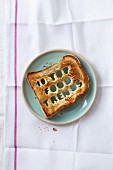 Toastscheibe mit ausgestochenen Buchstaben (10 Top Food Trends)